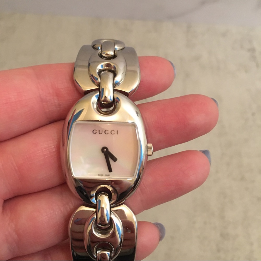 EUC Gucci Mother of Pearl Marina Chain Bracelet Watch - Picture 5 of 16